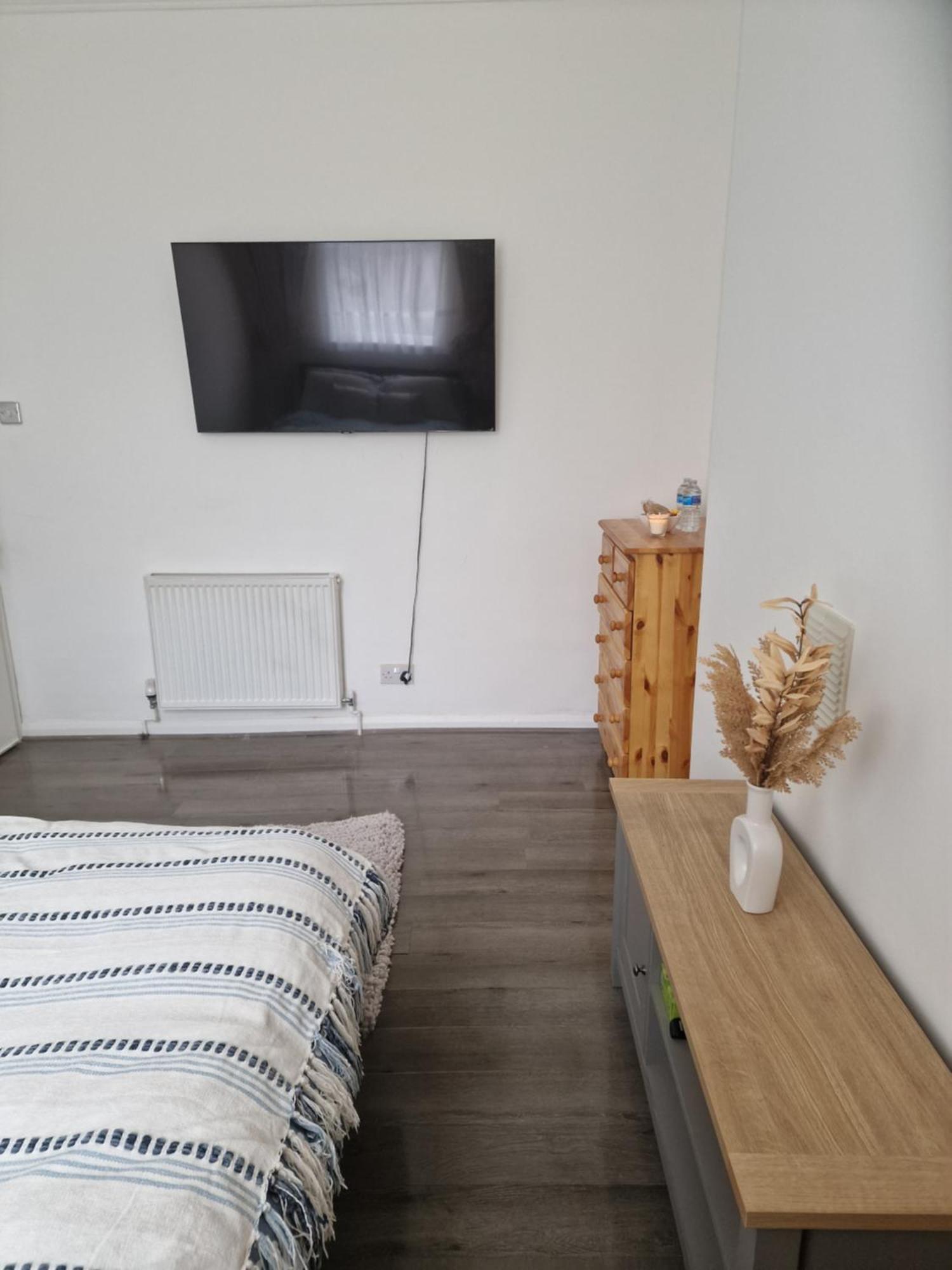 One Room In Stoke Newington Лондон Екстериор снимка
